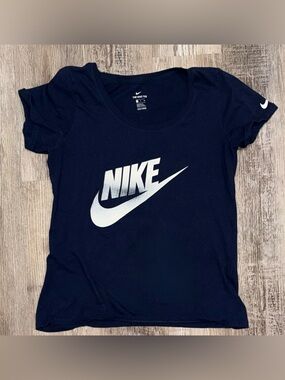 Woman's Nike Shirt Size Small
